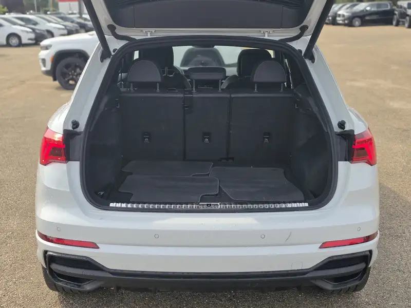 2025 Audi Q3 Progressiv, bílá, 31 087 km, dovoz Kanada — foto 6 z 12