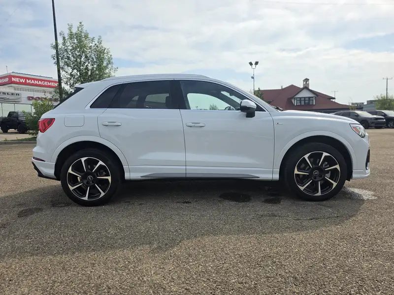 2025 Audi Q3 Progressiv, bílá, 31 087 km, dovoz Kanada — foto 8 z 12