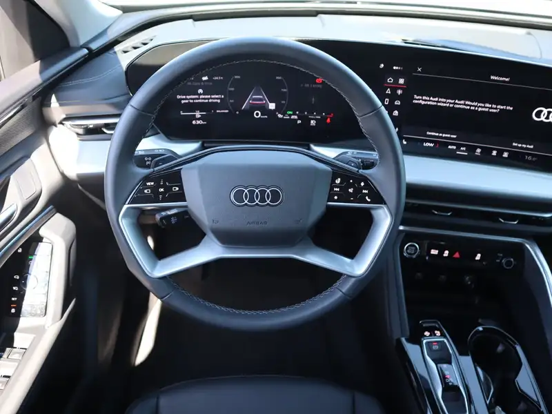 2025 Audi Q5, stříbrná, 12 340 km, dovoz Kanada — foto 10 z 12