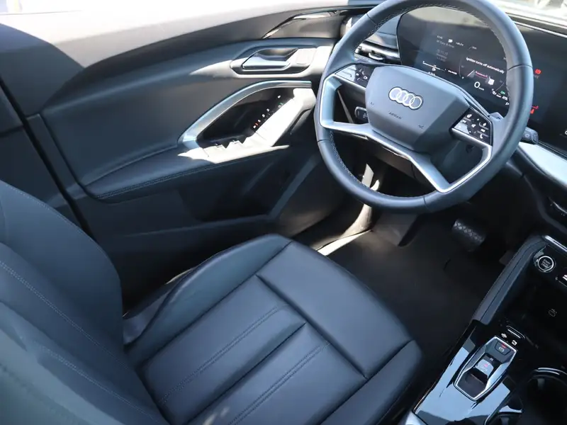 2025 Audi Q5, stříbrná, 12 340 km, dovoz Kanada — foto 11 z 12