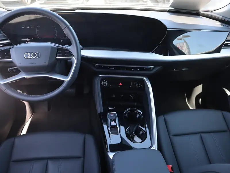 2025 Audi Q5, stříbrná, 12 340 km, dovoz Kanada — foto 12 z 12