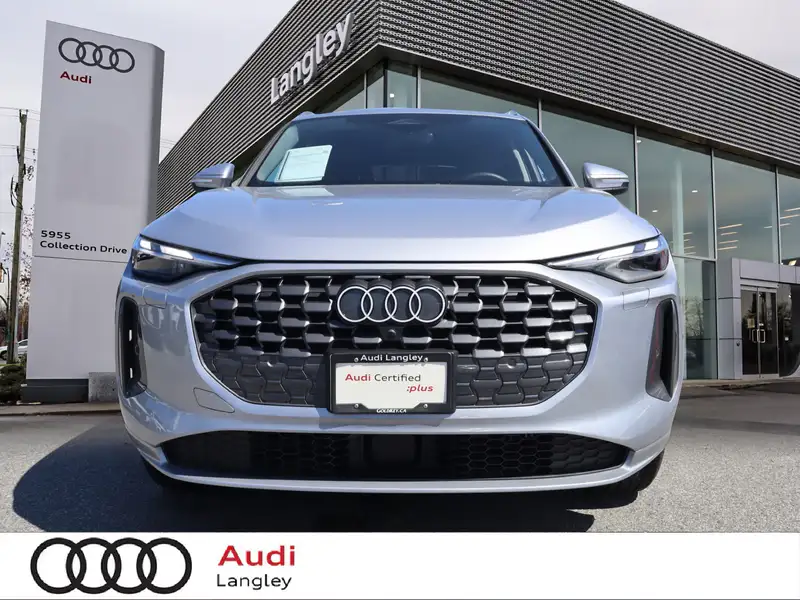 2025 Audi Q5, stříbrná, 12 340 km, dovoz Kanada — foto 2 z 12