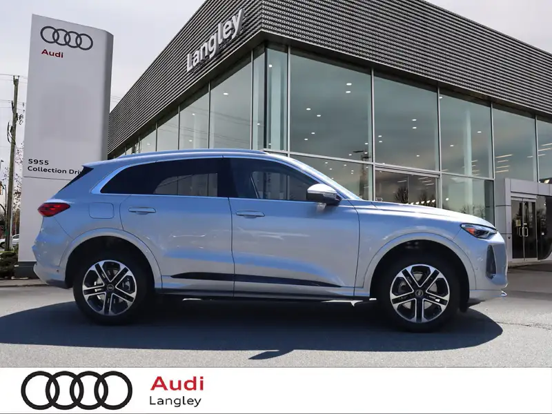 2025 Audi Q5, stříbrná, 12 340 km, dovoz Kanada — foto 3 z 12