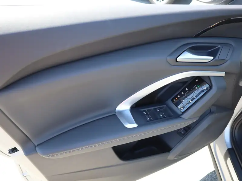 2025 Audi Q5, stříbrná, 12 340 km, dovoz Kanada — foto 7 z 12