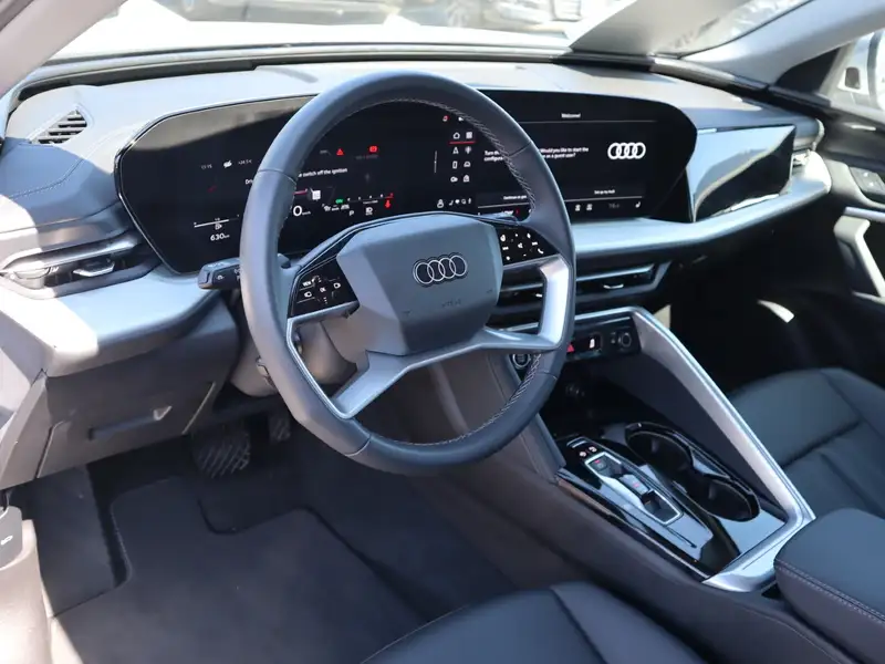 2025 Audi Q5, stříbrná, 12 340 km, dovoz Kanada — foto 8 z 12