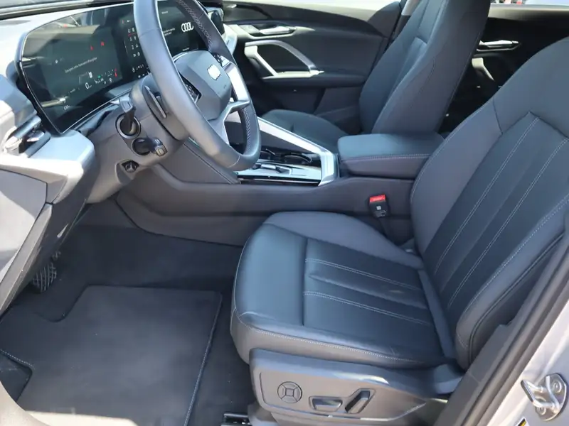 2025 Audi Q5, stříbrná, 12 340 km, dovoz Kanada — foto 9 z 12