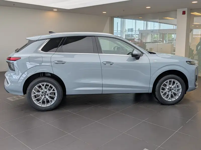 2026 Audi Q3 Progressiv, šedá, 90 km, dovoz Kanada — foto 2 z 11