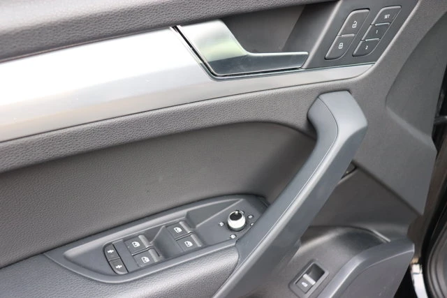 2020 Audi Q5 Progressiv, černá, 130 995 km, dovoz Kanada — foto 7 z 20
