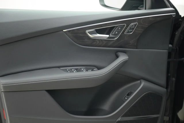 2026 Audi Q8 Progressiv, černá, 279 km, dovoz Kanada — foto 12 z 20