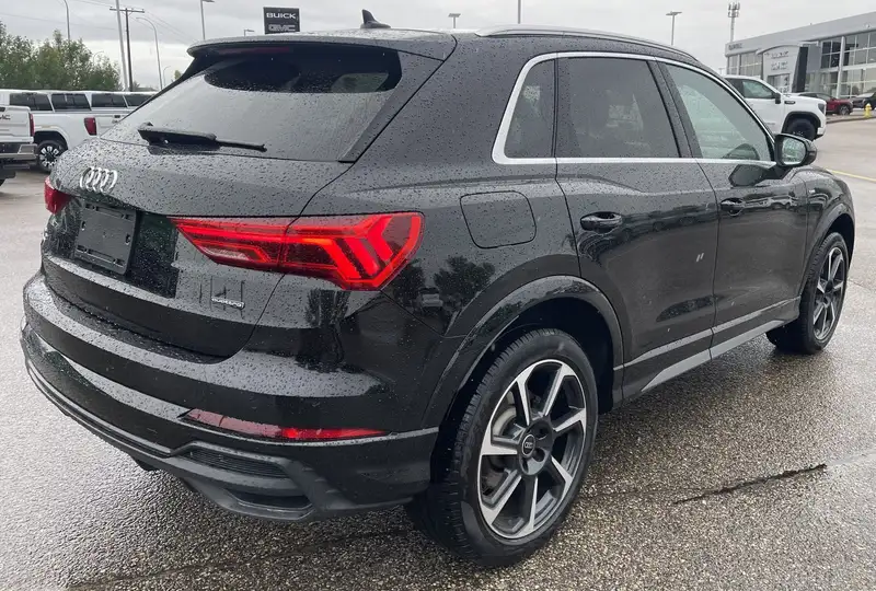 2025 Audi Q3 Progressiv, černá, 32 023 km, dovoz Kanada — foto 4 z 7