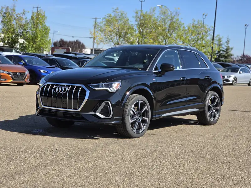2025 Audi Q3 Progressiv, bílá, 29 590 km, dovoz Kanada — foto 2 z 12