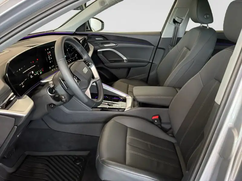 2025 Audi Q5 Progressiv, stříbrná, 5 699 km, dovoz Kanada — foto 10 z 12