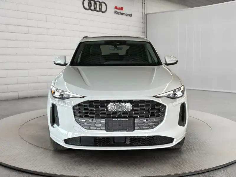 2026 Audi Q5 Progressiv, bílá, 90 km, dovoz Kanada — foto 2 z 12