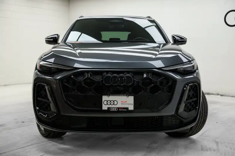 2025 Audi Q5 Progressiv, šedá, 9 642 km, dovoz Kanada — foto 2 z 12