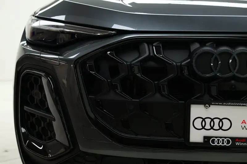 2025 Audi Q5 Progressiv, šedá, 9 642 km, dovoz Kanada — foto 3 z 12