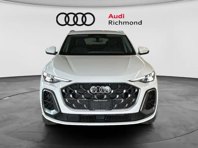 2026 Audi Q5 Progressiv, bílá, 90 km, dovoz Kanada — foto 2 z 12