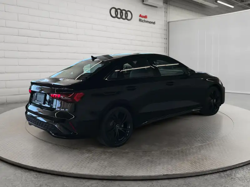 2026 Audi A3 Progressiv, černá, 90 km, dovoz Kanada — foto 5 z 12