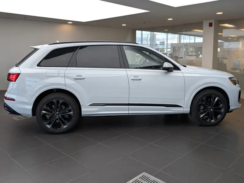2026 Audi Q7 55 Progressiv, bílá, 90 km, dovoz Kanada — foto 2 z 12