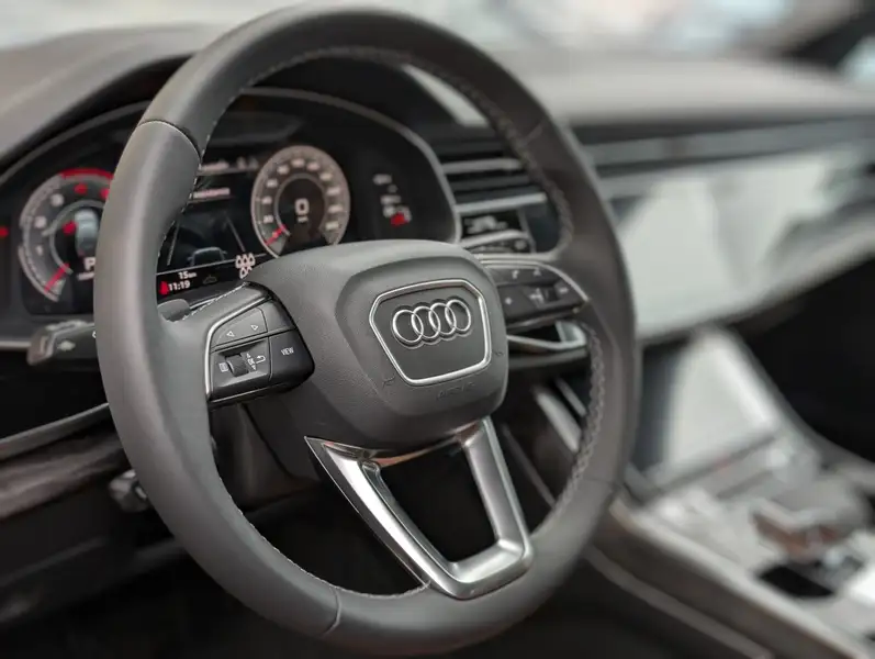 2026 Audi Q7 55 Progressiv, bílá, 90 km, dovoz Kanada — foto 9 z 12