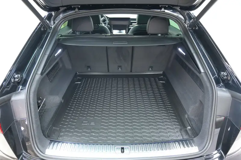 2026 Audi Q8 Progressiv, černá, 279 km, dovoz Kanada — foto 10 z 12