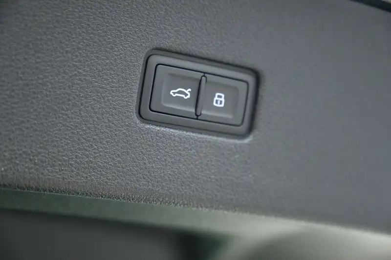 2026 Audi Q8 Progressiv, černá, 279 km, dovoz Kanada — foto 11 z 12