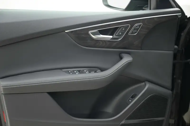 2026 Audi Q8 Progressiv, černá, 279 km, dovoz Kanada — foto 12 z 12