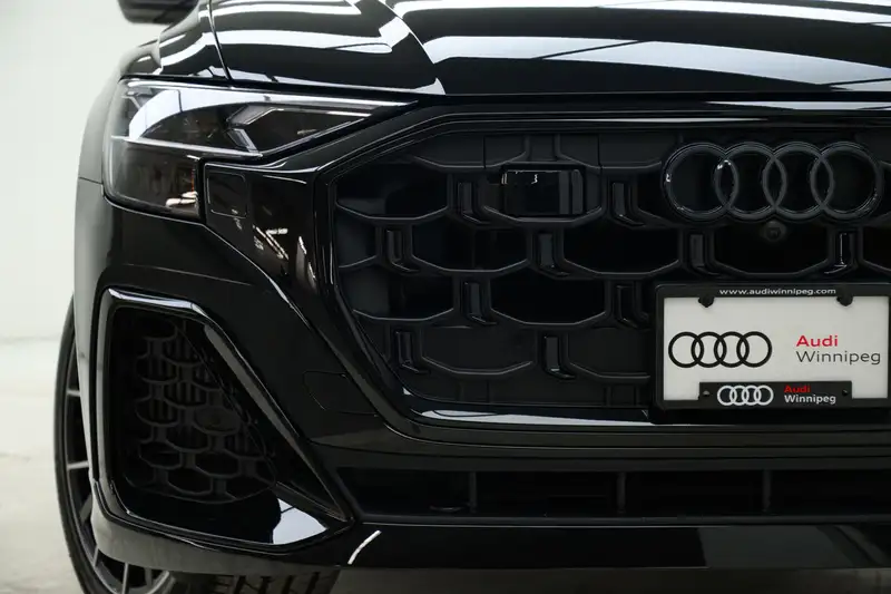 2026 Audi Q8 Progressiv, černá, 279 km, dovoz Kanada — foto 3 z 12
