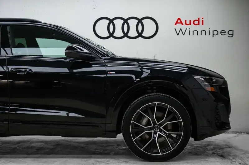 2026 Audi Q8 Progressiv, černá, 279 km, dovoz Kanada — foto 5 z 12