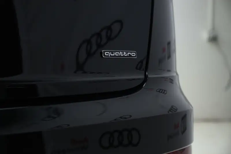 2026 Audi Q8 Progressiv, černá, 279 km, dovoz Kanada — foto 9 z 12