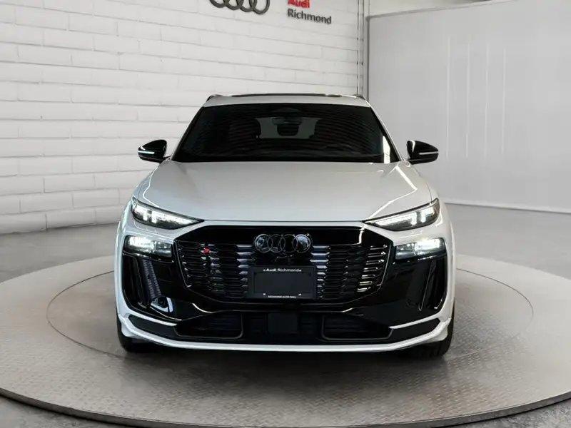 2027 Audi SQ6 e-tron Progressiv, bílá, 90 km, dovoz Kanada — foto 2 z 12