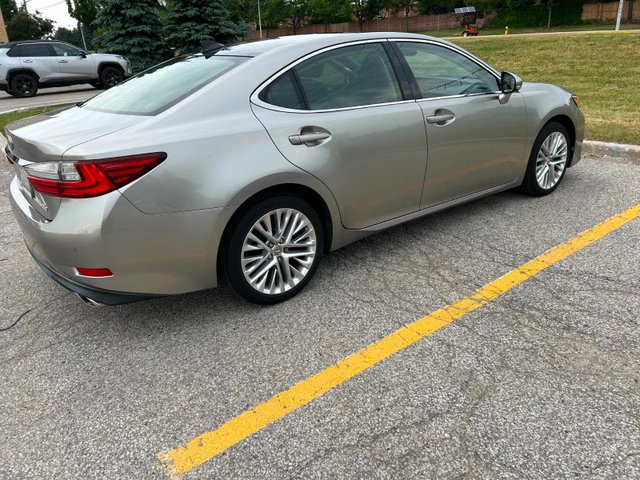 2016 Lexus Es Executive Package, stříbrná, 107 300 km, dovoz Kanada — foto 2 z 5