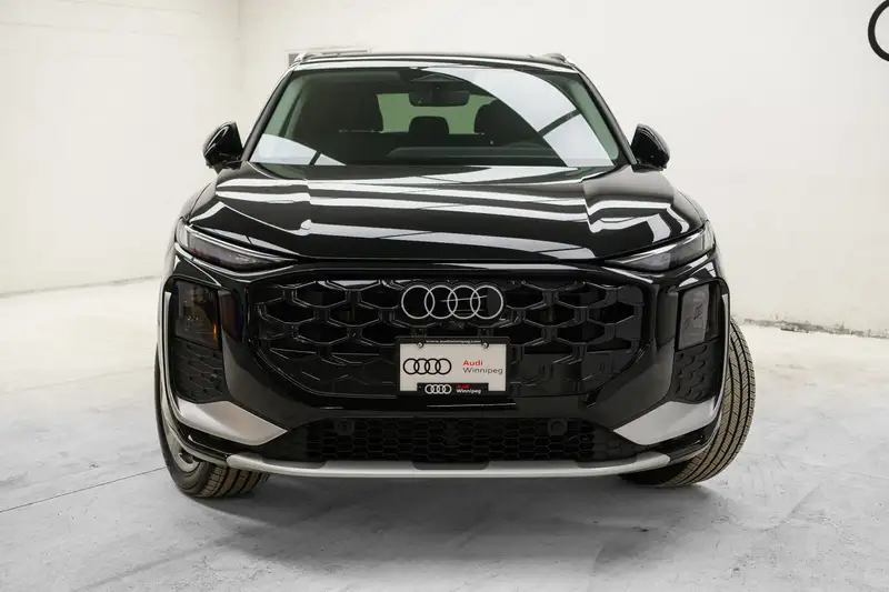 2026 Audi Q3 Progressiv, černá, 1 600 km, dovoz Kanada — foto 2 z 12