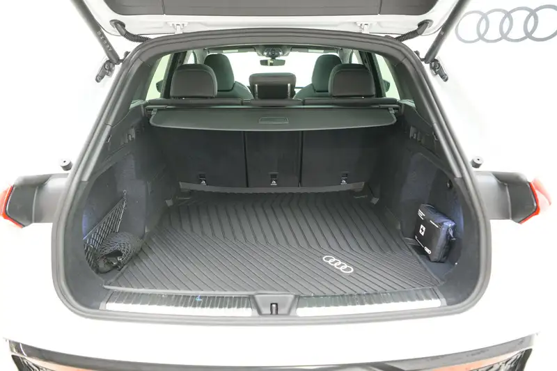 2025 Audi Q5 Progressiv, bílá, 4 891 km, dovoz Kanada — foto 10 z 12