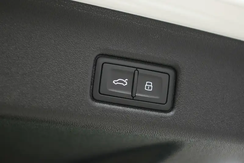 2025 Audi Q5 Progressiv, bílá, 4 891 km, dovoz Kanada — foto 11 z 12