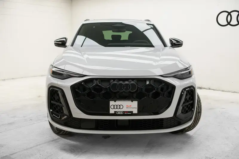 2025 Audi Q5 Progressiv, bílá, 4 891 km, dovoz Kanada — foto 2 z 12