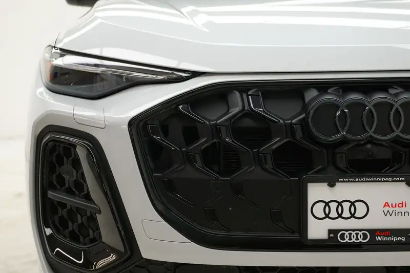 2025 Audi Q5 Progressiv, bílá, 4 891 km, dovoz Kanada — foto 3 z 12