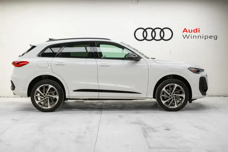 2025 Audi Q5 Progressiv, bílá, 4 891 km, dovoz Kanada — foto 4 z 12
