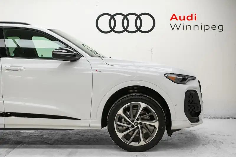 2025 Audi Q5 Progressiv, bílá, 4 891 km, dovoz Kanada — foto 5 z 12