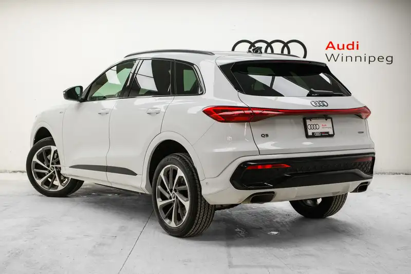 2025 Audi Q5 Progressiv, bílá, 4 891 km, dovoz Kanada — foto 6 z 12