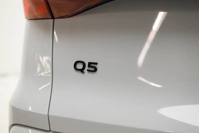 2025 Audi Q5 Progressiv, bílá, 4 891 km, dovoz Kanada — foto 8 z 12