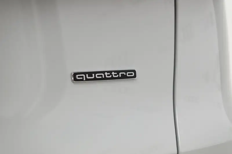 2025 Audi Q5 Progressiv, bílá, 4 891 km, dovoz Kanada — foto 9 z 12