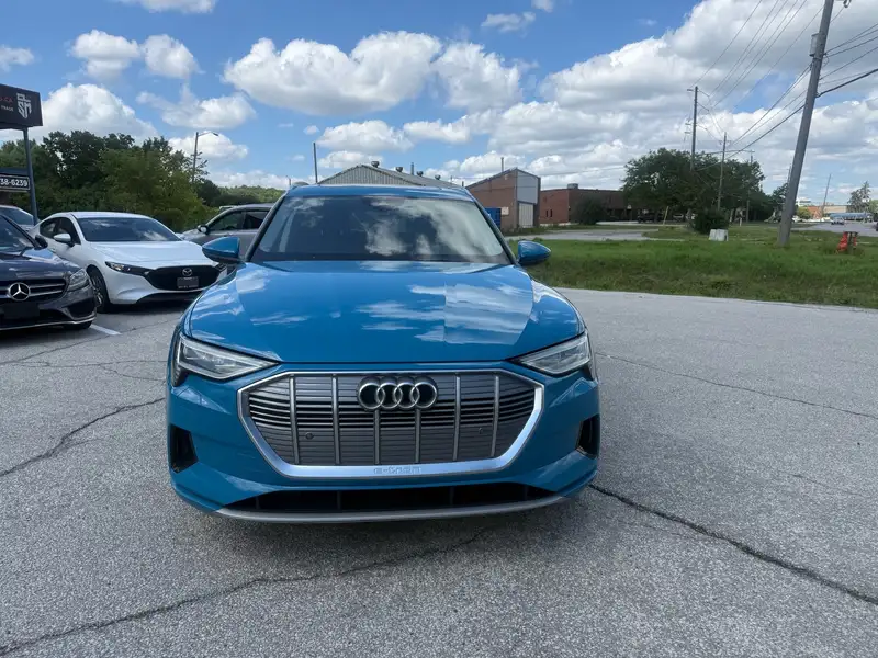 2019 Audi E-Tron Progressiv quattro, modrá, 105 750 km, dovoz Kanada — foto 2 z 12