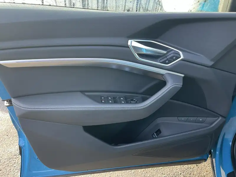 2019 Audi E-Tron Progressiv quattro, modrá, 116 514 km, dovoz Kanada — foto 11 z 12