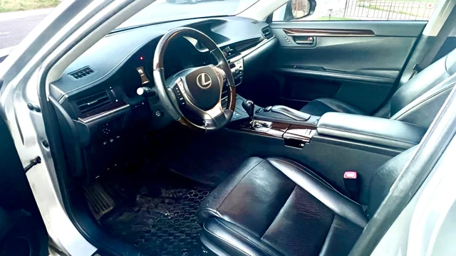 2013 Lexus Es, 113 000 km, dovoz Kanada — foto 3 z 5