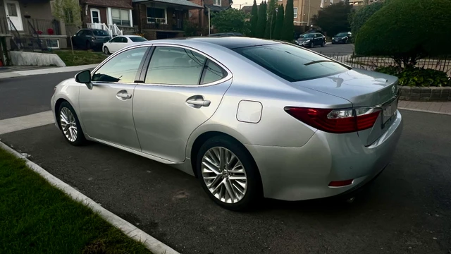 2013 Lexus Es, 113 000 km, dovoz Kanada — foto 4 z 5