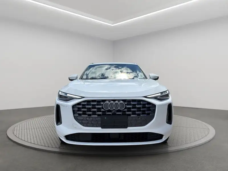 2025 Audi Q5 Progressiv, bílá, 31 950 km, dovoz Kanada — foto 2 z 12