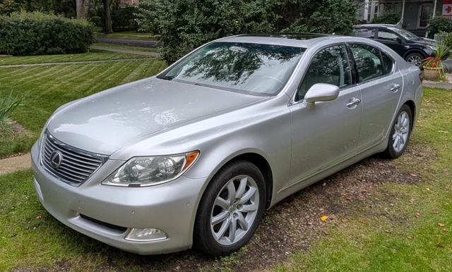 2009 Lexus Ls, stříbrná, 189 000 km, dovoz Kanada — foto 1