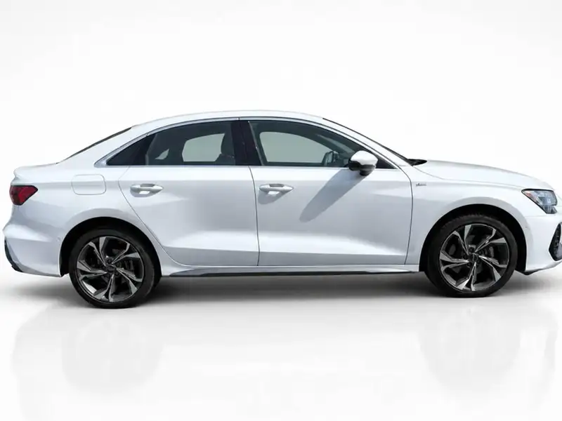 2025 Audi A3 Progressiv, bílá, 31 567 km, dovoz Kanada — foto 3 z 12