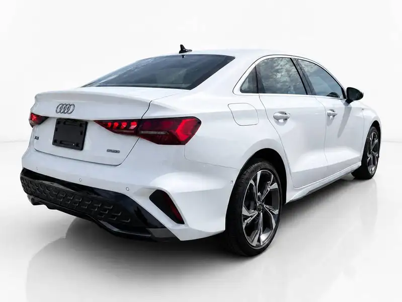 2025 Audi A3 Progressiv, bílá, 31 567 km, dovoz Kanada — foto 4 z 12