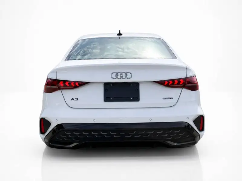 2025 Audi A3 Progressiv, bílá, 31 567 km, dovoz Kanada — foto 6 z 12